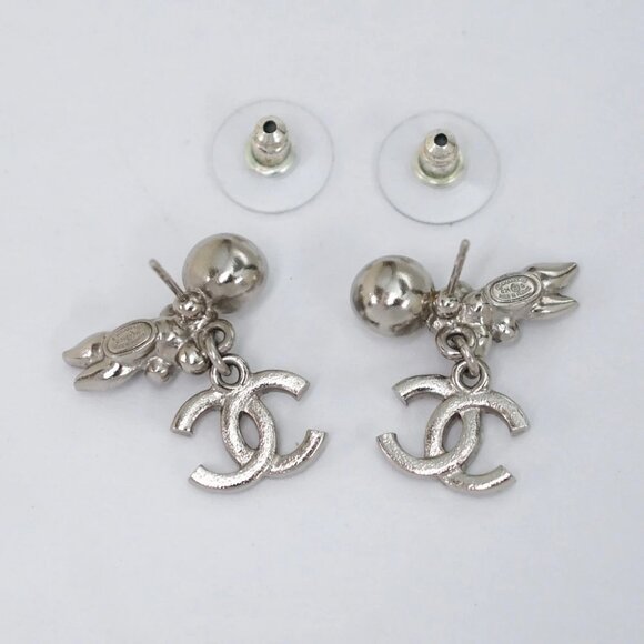 CHANEL CC Logo Rhinestone Pearl Flower Stud Earrings Silver Tone C21B Auth w/Box - Picture 4 of 6